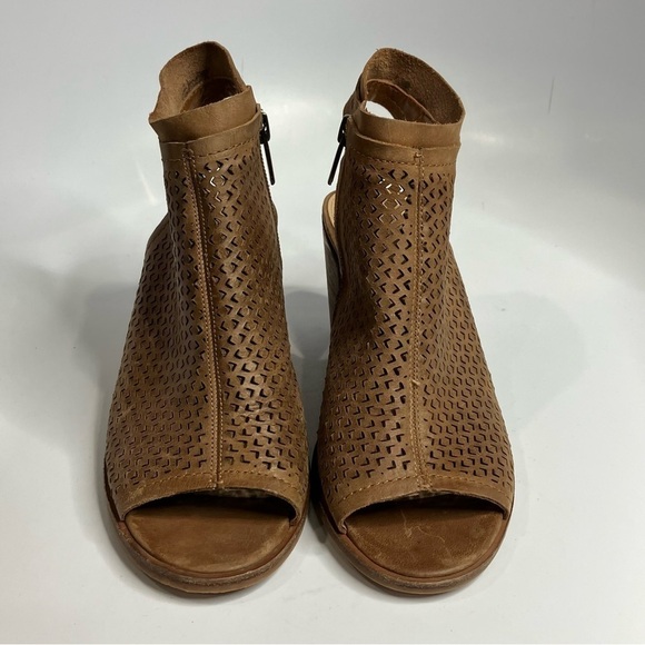 Vince Camuto leather peep toe heels size 6.5 - Picture 3 of 7